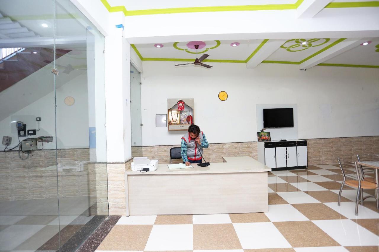 Oyo 29517 Hotel Barsana Palace Chhata Экстерьер фото